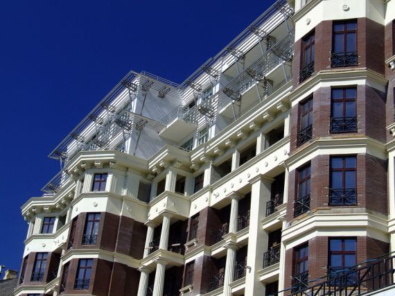 В июле количество сделок на рынке премиум-новостроек снизилось на 12%