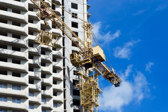 Властям Подмосковья приходит всё больше жалоб на отсрочку сдачи новостроек