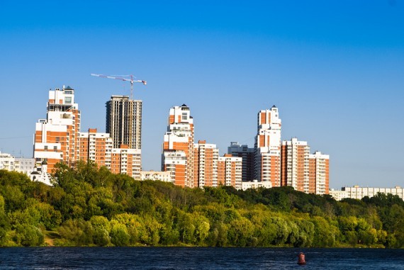 С чем застройщики и покупатели квартир подошли к лету?