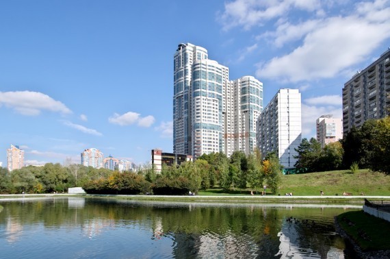 А из нашего окна речка тихая видна