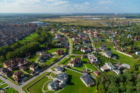 Более половины подмосковного элитного загородного жилья экспонируется в «золотом треугольнике»