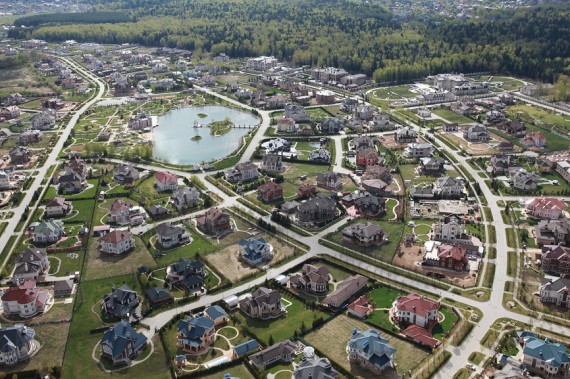 За два года загородная «элитка» на Рублевке подешевела в долларах в 2 раза