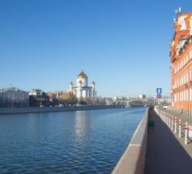 По Москве-реке пустили вплавь 20 гробов с репутацией несговорчивых банков