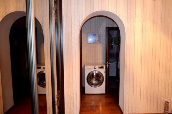 Продается 3-комнатная квартира находится белая дача мкр, 12,.