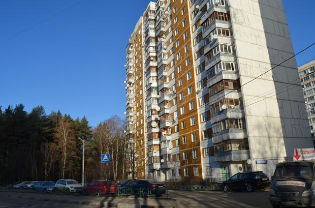 Двушка находится 1-й мкр, 43, метро. расположена на 13 этаже.